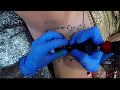 ❤️ Ekstremt tatoveret hottie Sully Savage fik en tatovering på sin klitoris ❤  Sex at da.space-assistant.ru